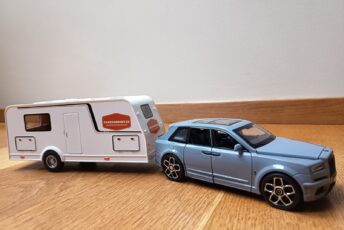 Rolls-Royce Cullinan mudelauto karavaniga