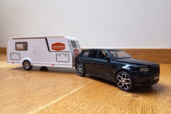 Rolls-Royce Cullinan mudelauto karavaniga