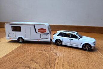 Rolls-Royce Cullinan mudelauto karavaniga