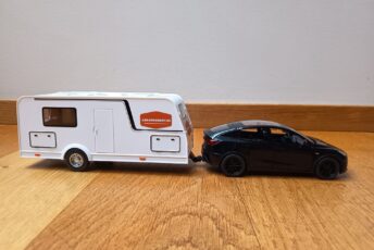 Tesla model Y mudelauto karavaniga