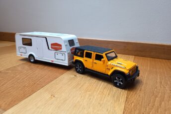 Jeep Wrangler mudelauto karavaniga